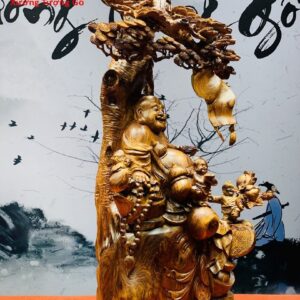 Tượng Di Lặc ngồi gốc cây tùng
