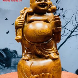 Di Lặc đứng bao tiền gỗ hương ta.