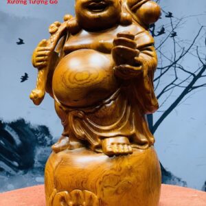Di Lặc đứng bao tiền gỗ hương ta.