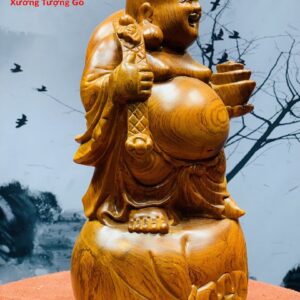 Di Lặc đứng bao tiền gỗ hương ta.