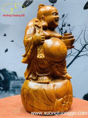 Di Lặc đứng bao tiền gỗ hương ta.