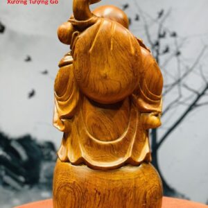Di Lặc đứng bao tiền gỗ hương ta.