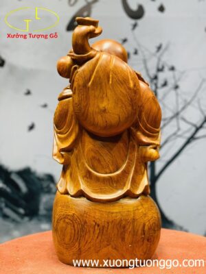 Di Lặc đứng bao tiền gỗ hương ta.