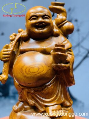 Di Lặc đứng bao tiền gỗ hương ta.