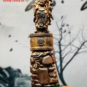 Di Lặc đứng trống.