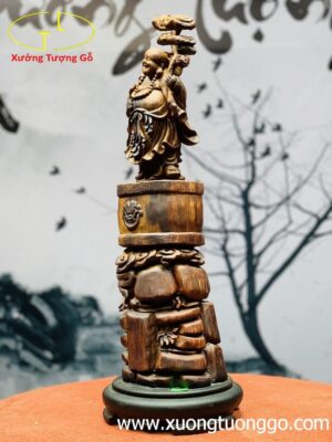 Di Lặc đứng trống.