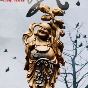 Di Lặc đứng trống.