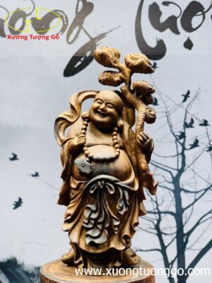 Di Lặc đứng trống.