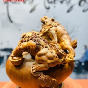 Tam nghê trấn chum tiền gỗ hương.