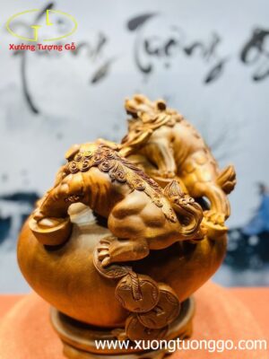 Tam nghê trấn chum tiền gỗ hương.