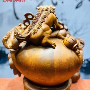 Tam nghê trấn chum tiền gỗ hương.