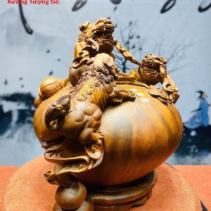 Tam nghê trấn chum tiền gỗ hương.
