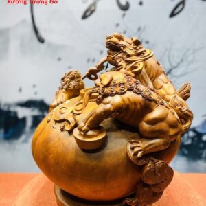 Tam nghê trấn chum tiền gỗ hương.