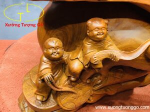 Di lặc ngũ tiểu vác gậy như ý.