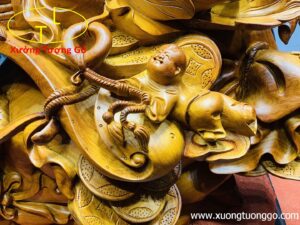 Di lặc ngũ tiểu vác gậy như ý.