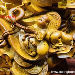 Di lặc ngũ tiểu vác gậy như ý.