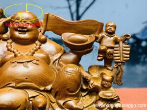 Di lặc ngũ phúc ngồi chum gỗ hương.