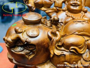 Di lặc ngũ phúc ngồi chum gỗ hương.