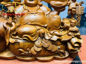 Di lặc ngũ phúc ngồi chum gỗ hương.