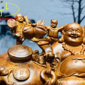 Di lặc ngũ phúc ngồi chum gỗ hương.