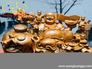 Di lặc ngũ phúc ngồi chum gỗ hương.