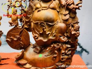 Di lặc nhị tiểu vác đào đứng bao tiền gỗ hương ta.