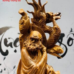 Đạt Ma đứng rồng ôm đá gỗ hương.