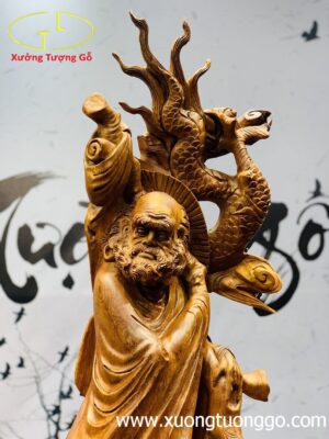 Đạt Ma đứng rồng ôm đá gỗ hương.