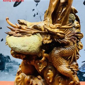 Đạt Ma đứng rồng ôm đá gỗ hương.