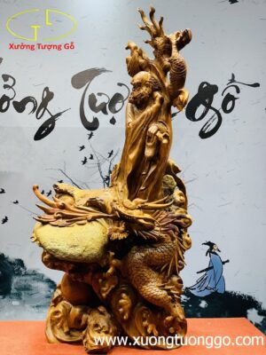 Đạt Ma đứng rồng ôm đá gỗ hương.
