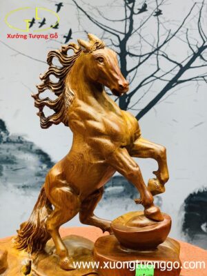 Độc mã đứng thỏi vàng gỗ hương ta.