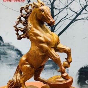 Độc mã đứng thỏi vàng gỗ hương ta.