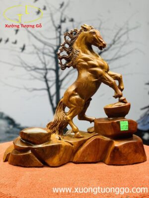 Độc mã đứng thỏi vàng gỗ hương ta.