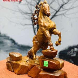 Độc mã đứng thỏi vàng gỗ hương ta.