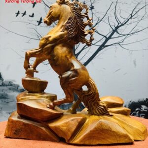 Độc mã đứng thỏi vàng gỗ hương ta.