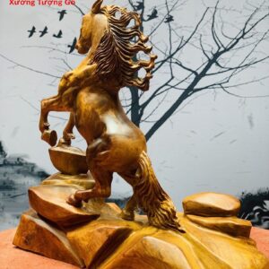 Độc mã đứng thỏi vàng gỗ hương ta.