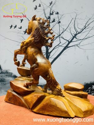 Độc mã đứng thỏi vàng gỗ hương ta.