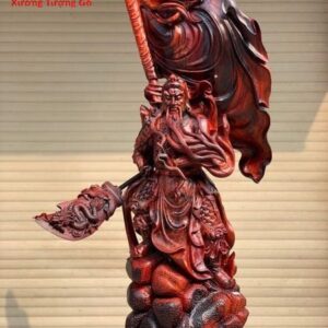 Quan Công đứng cờ gỗ trắc.