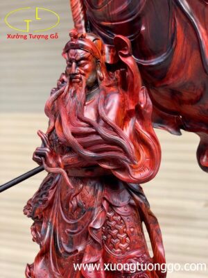Quan Công đứng cờ gỗ trắc.