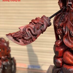 Quan Công đứng cờ gỗ trắc.