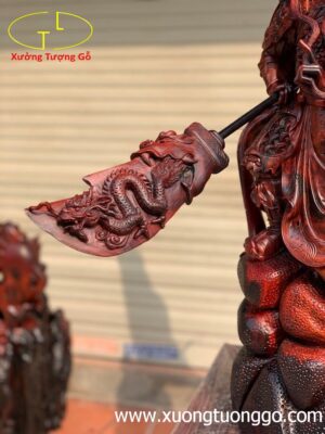 Quan Công đứng cờ gỗ trắc.