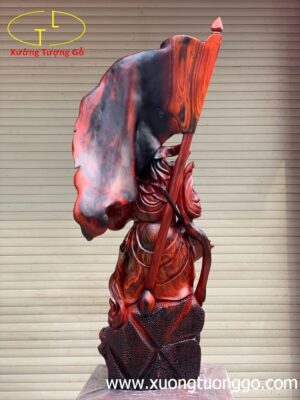 Quan Công đứng cờ gỗ trắc.