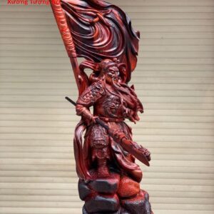 Quan Công đứng cờ gỗ trắc.