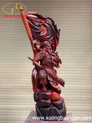 Quan Công đứng cờ gỗ trắc.
