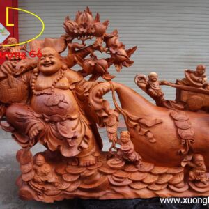 Di Lặc kéo bao to gỗ hương.