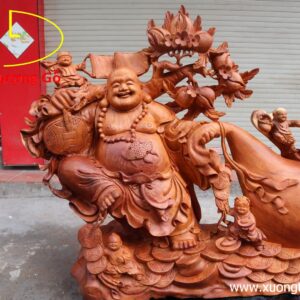 Di Lặc kéo bao to gỗ hương.