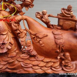 Di Lặc kéo bao to gỗ hương.