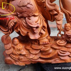 Di Lặc kéo bao to gỗ hương.