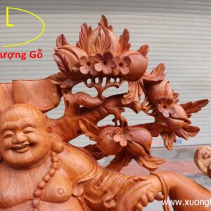 Di Lặc kéo bao to gỗ hương.