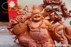 Di Lặc kéo bao to gỗ hương.